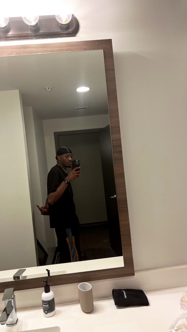 EJTheGenius's tweet photo. Mama ain’t stressing, I’m still goin hard 🖤 https://t.co/h1hev5Vg9e
