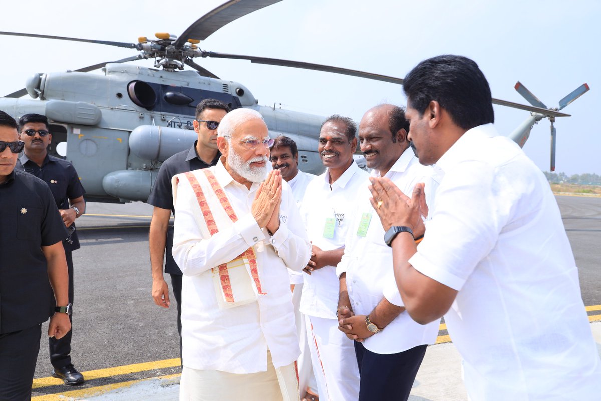 SholinghurMLA's tweet photo. மாண்புமிகு பாரத பிரதமர் @narendramodi ஜிஅவர்கள் வேலூரில் தேசிய ஜனநாயக கூட்டணியில் போட்டியிடும் வேட்பாளர்களுக்கு வாக்கு சேகரிக்கும் பொதுக் கூட்டத்திற்கு வருகை தந்த போது அமமுக தேர்தல் பிரிவு செயலாளர்,ராணிப்பேட்டை மாவட்ட செயலாளர் அண்ணன் திரு.என்.ஜி.பார்த்திபன் அவர்கள்...! https://t.co/LIZKyyOCdP