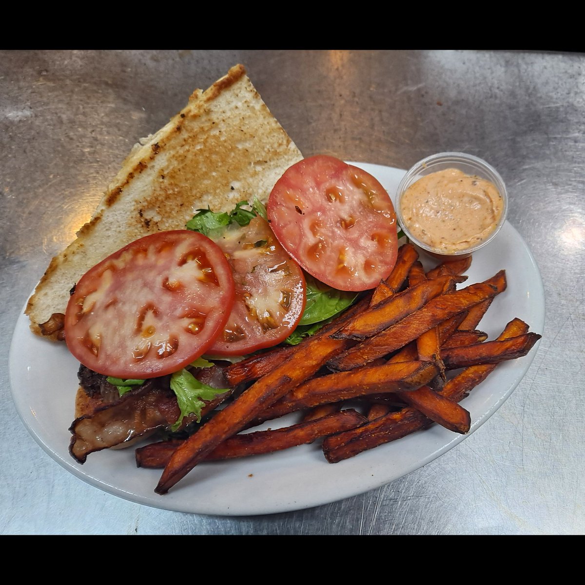 Weekly Food Special - Smoked Beef BLT! House-smoked beef, bacon, mixed greens tossed in our Gose vinaigrette, vine ripened tomato on a toasted bun with our scratch-made remoulade sauce.

#BrewedOnBase #Indianapolis #FtBenIN #WhyILoveLawrence