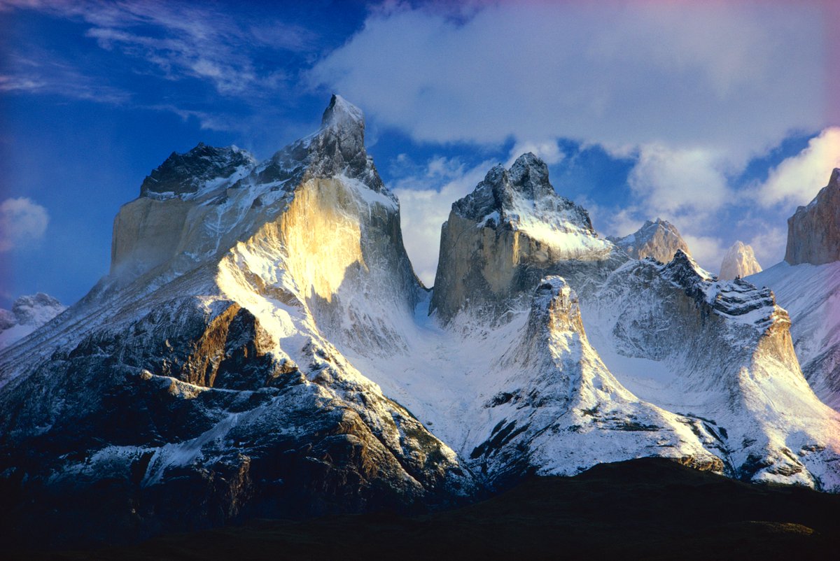 #GününFotoğrafı | George F. Mobley'in objektifinden / Güneş ışığı, Şili'de bulunan Cordillera Paine Sıradağları'nın zirvesinde parlıyor.