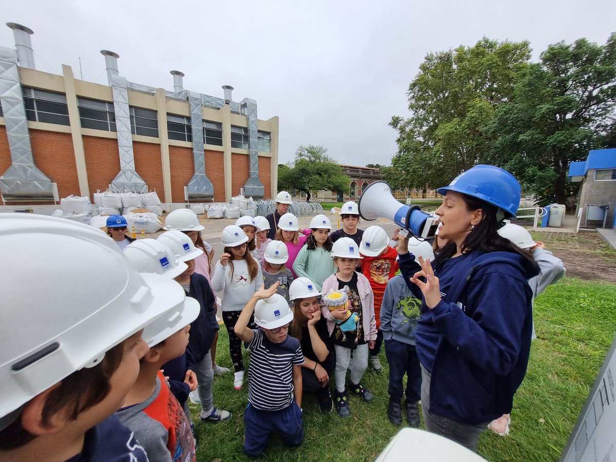 LJMBuenosAires's tweet photo. 💧Dans le cadre de leur projet “Sciences et Développement durable”, les élèves de CM1 ont visité l'usine de traitement d'eau potable @AySA_Oficial où ils ont suivi un parcours guidé à l'intérieur de la station expliquant les étapes successives de la #potabilisation de l'eau. 💦 https://t.co/2SEsukphy7