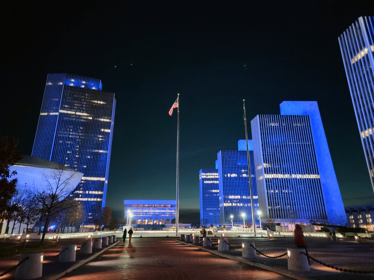 Tonight, @GovKathyHochul authorized the lighting of NYS landmarks to commemorate Fair Housing Month on the 56th Anniversary of the Fair Housing Act. DHR will also host fair housing events across NYS starting tomorrow: ow.ly/IK2550RcMYg