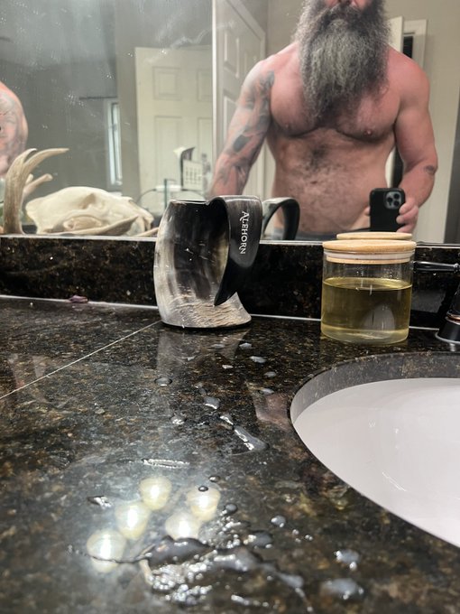 I need to clean those counters. I shot my shot ?‍? https://t.co/cf92qRlSBw