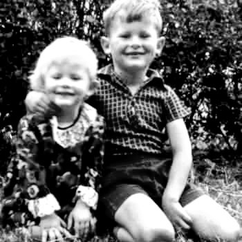 @photogenealogy A bit late to your siblings party, I'm afraid...

Here is the only photo I have, unfortunately...
#siblings #oldphotos