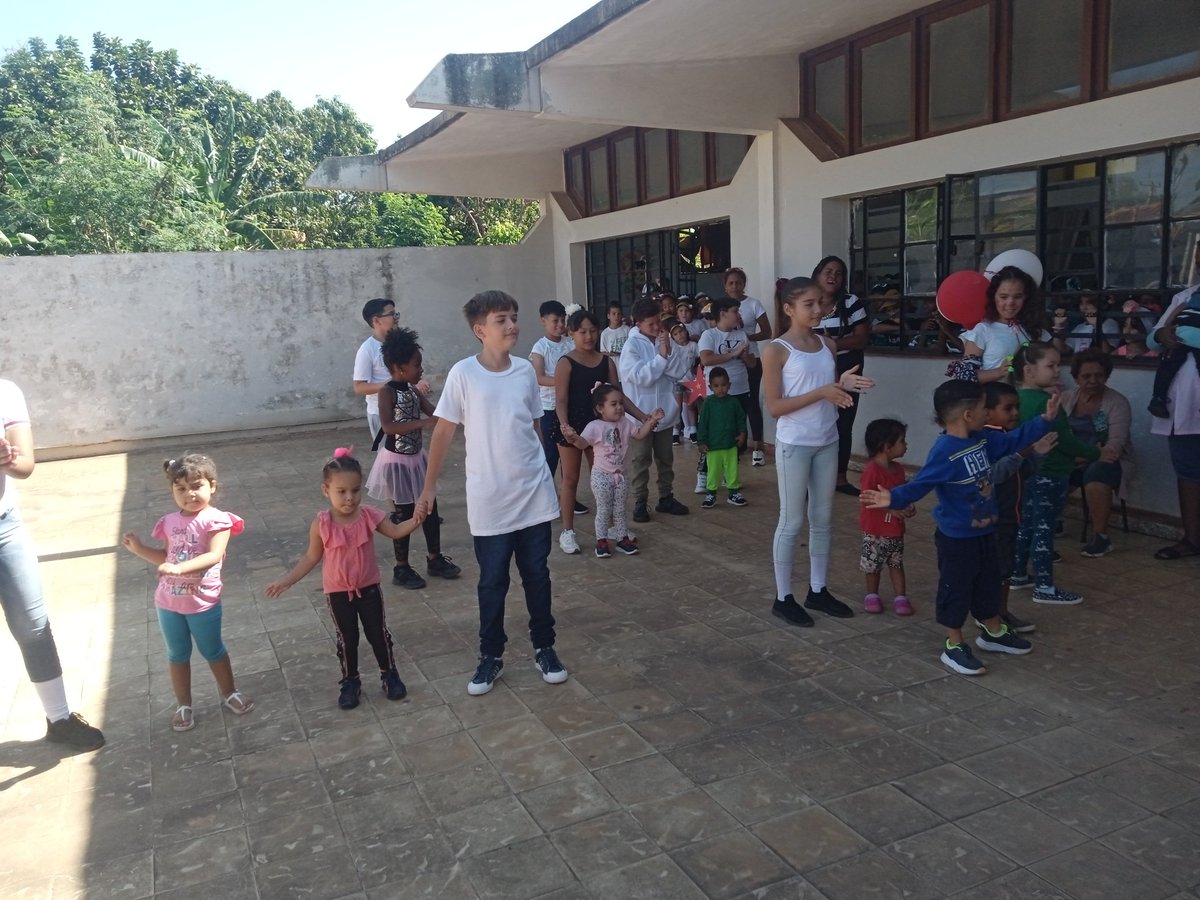 A 63 años, hoy festejamos un aniversario más de la creación de los Círculos Infantiles. Nuestro centro educativo en conjunto con la comparsita "chispitas de alegría" y el Proyecto Institucional "Para un príncipe enano" compartieron momentos inolvidables.