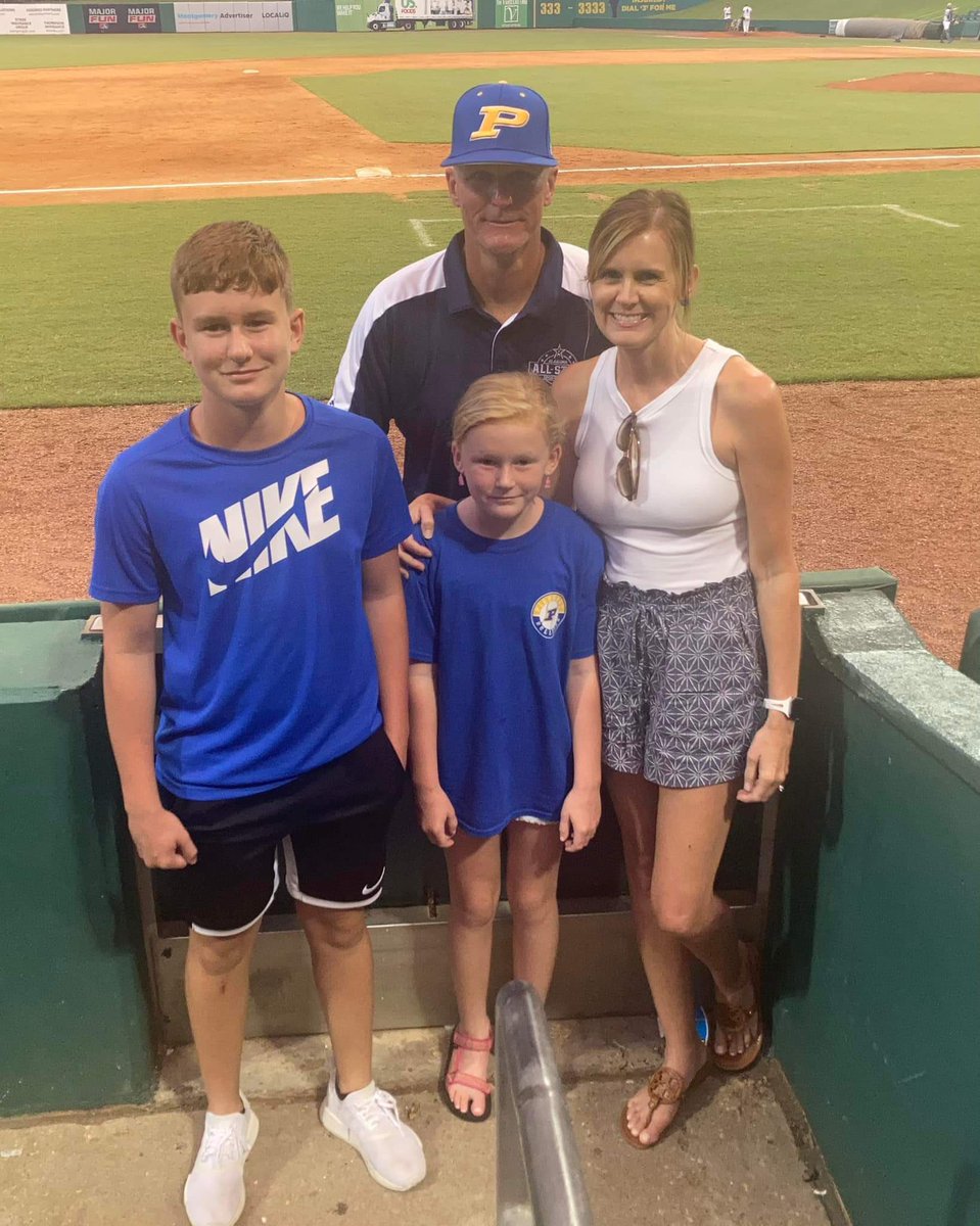 MD4AU's tweet photo. You have to be a special person to be a coach’s wife ! And I have the BEST! Taking care of kids, housework, not to mention her own job while never missing a game…. And it never fails that she always thinks of me &amp; our team 1st! What a wonderful blessing she is!! @loricdeerman https://t.co/2floKvbcnO