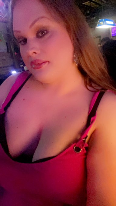 BBW tall 6.2ft feminine Ts lady selling sexy content pics and videos and offer live FaceTime video calls