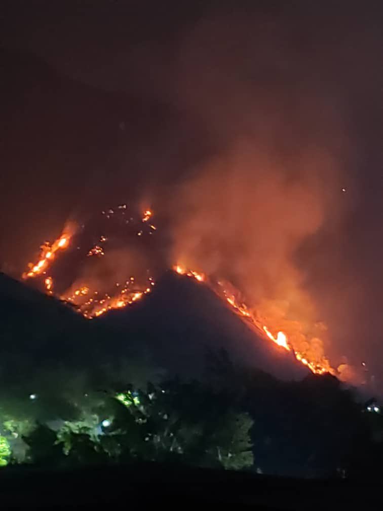 sunepinparques2's tweet photo. A esta hora  así esta el #IncendioForestal  #PNElAvila Sector #EstribodeDuarte 🚨‼️🔔😢 https://t.co/sL6dzwPmd7