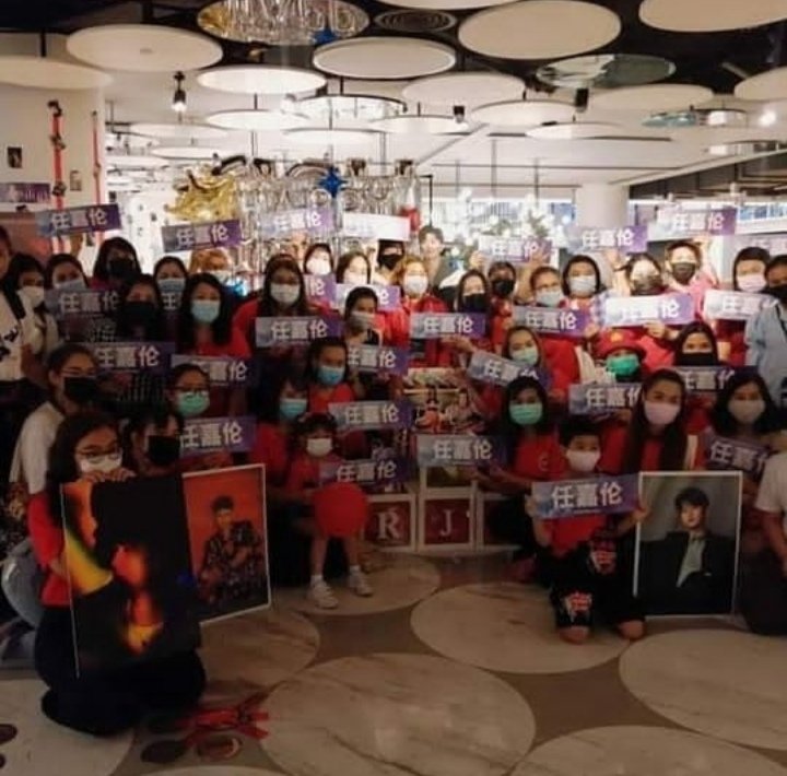 viya96343957's tweet photo. รวมมิตร​กิจกรรม​วันเกิด​ #เหรินเจียหลุน
ตั้งแต่ปีที่ 32-35 ที่มีแต่​ มิตรภาพ​ ความรัก​ ความสุข​ สนุกสนาน​ เสียงหัวเราะ
มีความสุข​ทุกครั้งที่​มีส่วนร่วม​ในกิจกรรม​ทุก���รั้ง​ รักและคิดถึง​ทุกคนเลย❤️
#35YearsBornToRenJiaLun https://t.co/mwkheN9a33