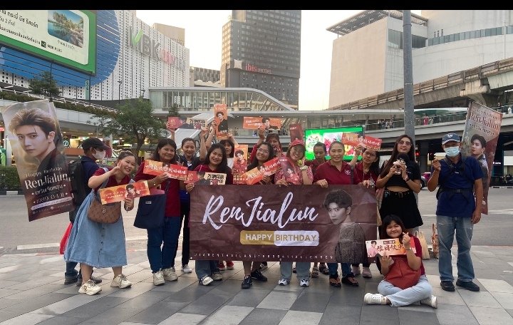 viya96343957's tweet photo. รวมมิตร​กิจกรรม​วันเกิด​ #เหรินเจียหลุน
ตั้งแต่ปีที่ 32-35 ที่มีแต่​ มิตรภาพ​ ความรัก​ ความสุข​ สนุกสนาน​ เสียงหัวเราะ
มีความสุข​ทุกครั้งที่​มีส่วนร่วม​ในกิจกรรม​ทุก���รั้ง​ รักและคิดถึง​ทุกคนเลย❤️
#35YearsBornToRenJiaLun https://t.co/mwkheN9a33