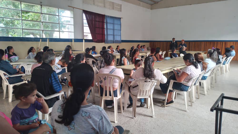 En compañía del frente preventivo Junín se realiza abordaje Educativo en L.N Las Américas <a href="/_LaAvanzadora/">Yelitze Santaella</a> <a href="/CDCETachira/">CDCE Táchira</a> <a href="/codennat/">codennat</a> @MPPEDUCACION <a href="/Annydednna/">Dednna Táchira</a> <a href="/cn_educ/">CNDefensorías Educativas MPPE</a> <a href="/2018Cra/">CDCE Junín Táchira</a> <a href="/ZETachira/">ZonaEducativaTáchira</a> <a href="/COMUNIDADESED15/">DIV. COMUNIDADES EDUCATIVAS TÁCHIRA</a> <a href="/SaludEscolar2/">Salud Escolar</a>