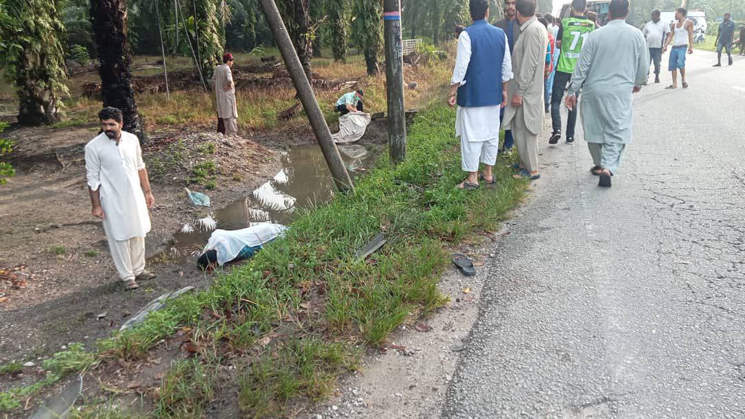 mynewshub's tweet photo. Tiga lelaki warga Pakistan yang dalam perjalanan ke masjid untuk menunaikan solat sunat Aidilfitri maut selepas dilanggar sebuah kereta di Kilometer 16, Jalan Teluk Intan-Bidor, jam 8.10 pagi semalam.

Tiga lagi mangsa parah dan sedang dirawat di hospital.

Kesemua mereka adalah pekerja asing dengan permit sah di negara ini.

Pemandu adalah warga tempatan berusia 36 tahun dan punca kejadian akibat hilang kawalan sehingga merempuh enam pejalan kaki berkenaan.