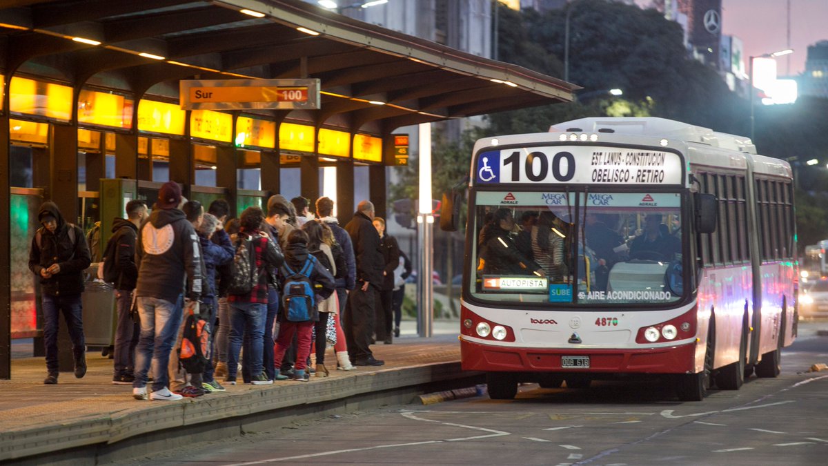 infobae's tweet photo. Paro de colectivos: la UTA confirmó que habrá retención de tareas desde la medianoche en el AMBA https://t.co/1o6mfVJabO https://t.co/g5olqPBJst