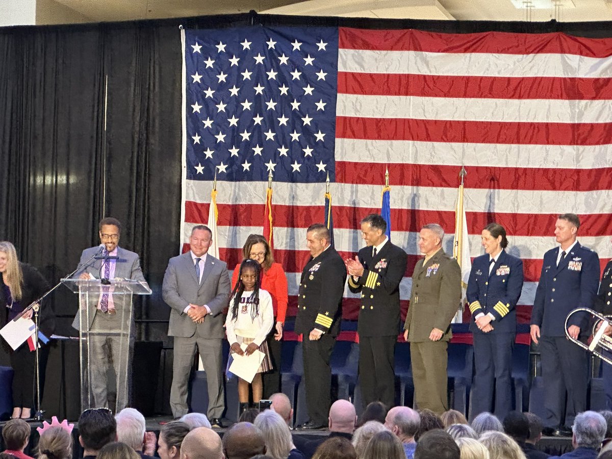 Congratulations to all students who have artwork displayed at Lynnhaven Mall and a huge round of applause for those who were recognized tonight as winners in the Art of Being a Military Child contest! 💜 🇺🇸