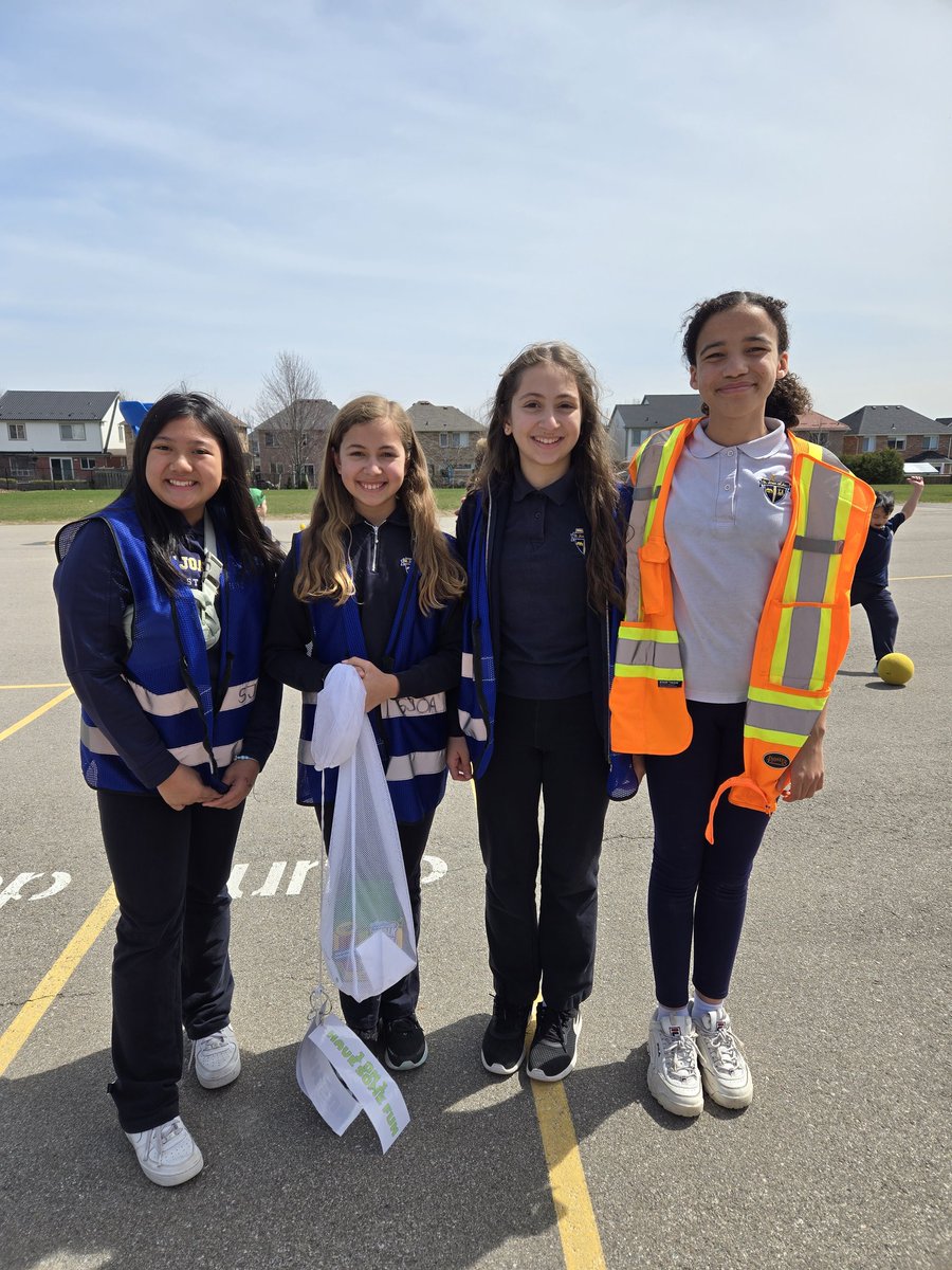 Some of our incredible Grade 6 PALS leaders hard at work! 😊 Our primary students love the fun organized activities run by these student mentors each recess. 🙌🏻✨️ Keep up the great work! 🤗 @HCDSB @HCDSB_CYCs
