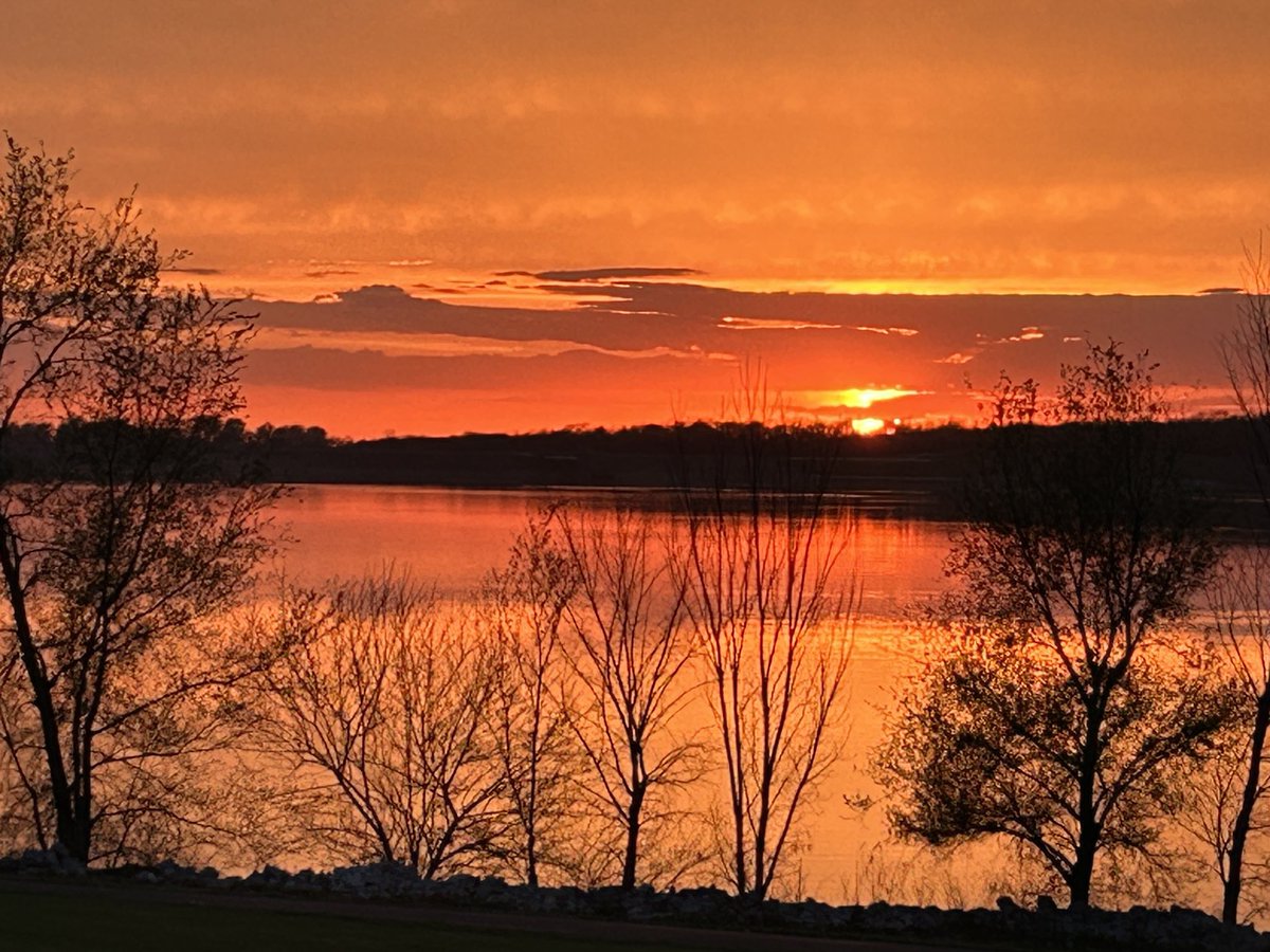 Shades of orange on Smithville Lake. Breathtaking…⁦@MikeNiccoKSHB41⁩ ⁦<a href="/lnanderson/">Lindsey Anderson</a>⁩