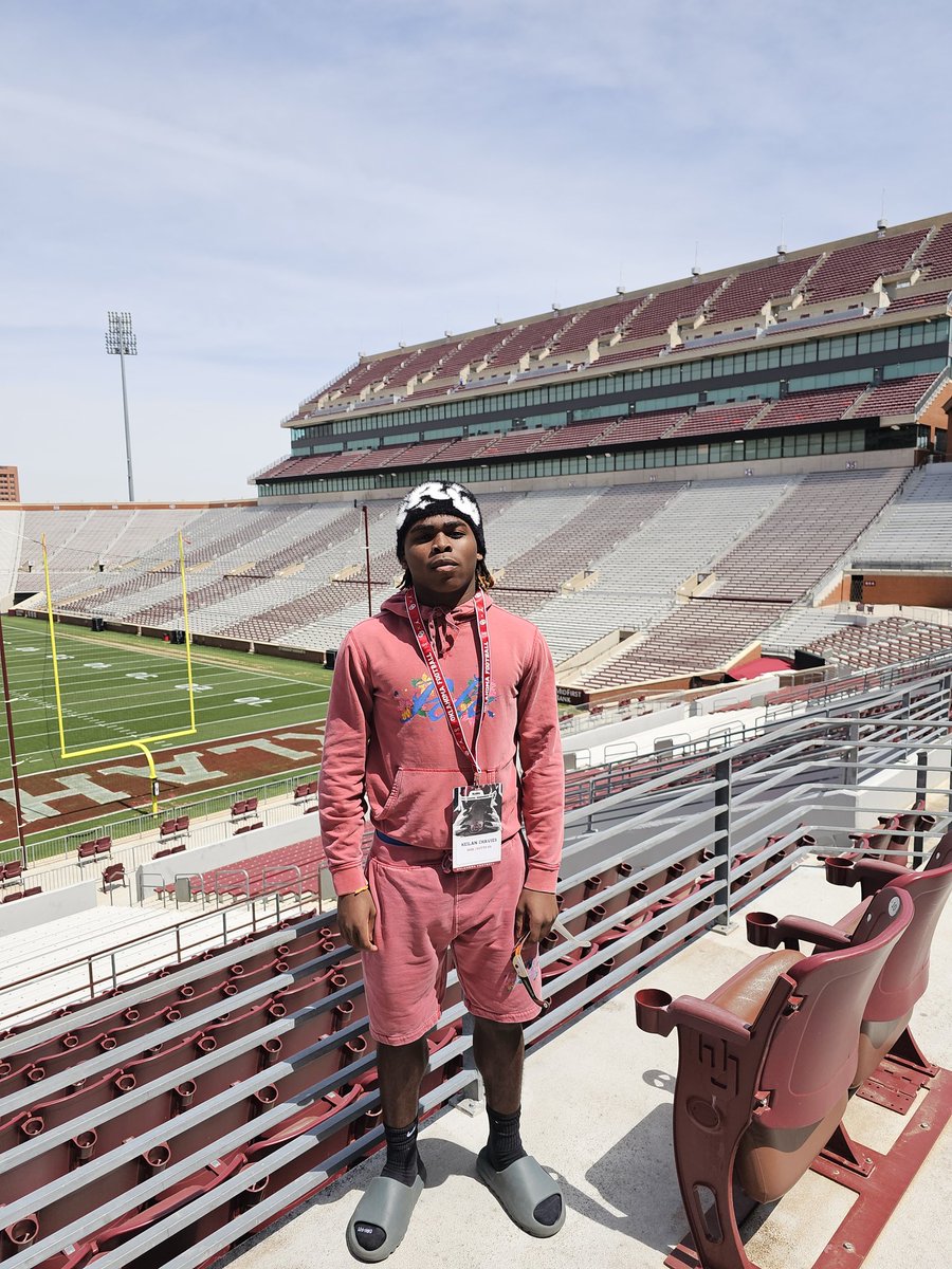 Thank you to @OU_Football and @DeMarcoMurray for inviting me out and for allowing me to witness firsthand the discipline needed to compete on this level. @Rivals @SkysTheLimitWR @On3sports @On3Recruits @MikeRoach247 @CoachWCompton @HuttoHS_Fball