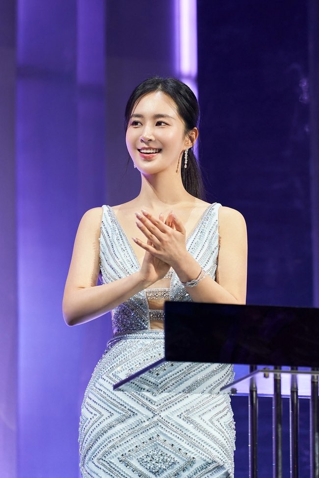 SNSD_0805's tweet photo. 권유리 ‘ASEA 2024’ 빛낸 명불허전 진행…대체 불가 올라운더 매력 (출처 : 뉴스엔 | 네이버 TV연예) https://t.co/AMqq547JOF https://t.co/mIDF8Y60Zb