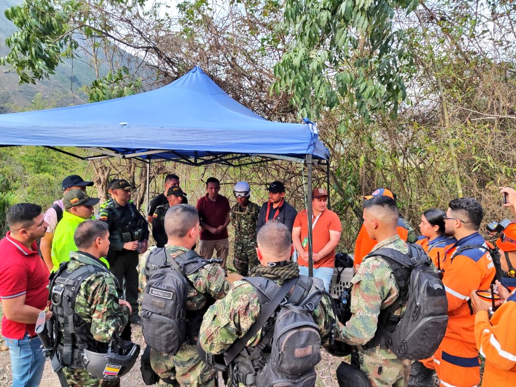 Sigue la búsqueda de la niña Eileen, en zona rural de Roncesvalles-#Tolima, el soldado Hinestroza y el canino Hachi del BIADE80 en apoyo #SextaBrigada, continúan en los puntos sectorizados cerca al río Cucuana y viviendas aledañas donde fue vista por última vez. #SiempreATuLado