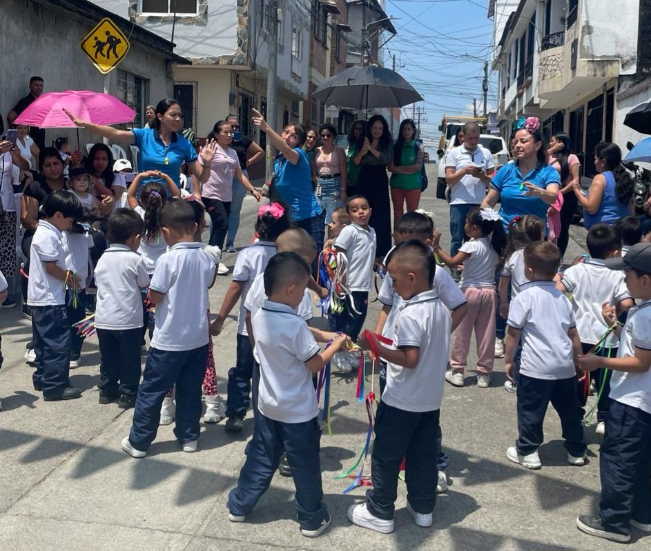 clauserna2's tweet photo. @ICBFColombia, en #Risaralda hoy esta de fiesta,  celebramos en el Municipio de #Dosquebras, los 40 años del Hogar Infantil Japón, gracias Directora Consuelo y Asociación  de Padres de Familia, por toda su labor reflejada en la evolución y permanecia de un excelente servicio. https://t.co/7zqm3Mr4Vn