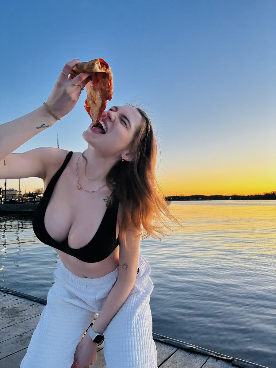 fantonellaof's tweet photo. 🍕wanna eat? https://t.co/NzyzyDmDda
