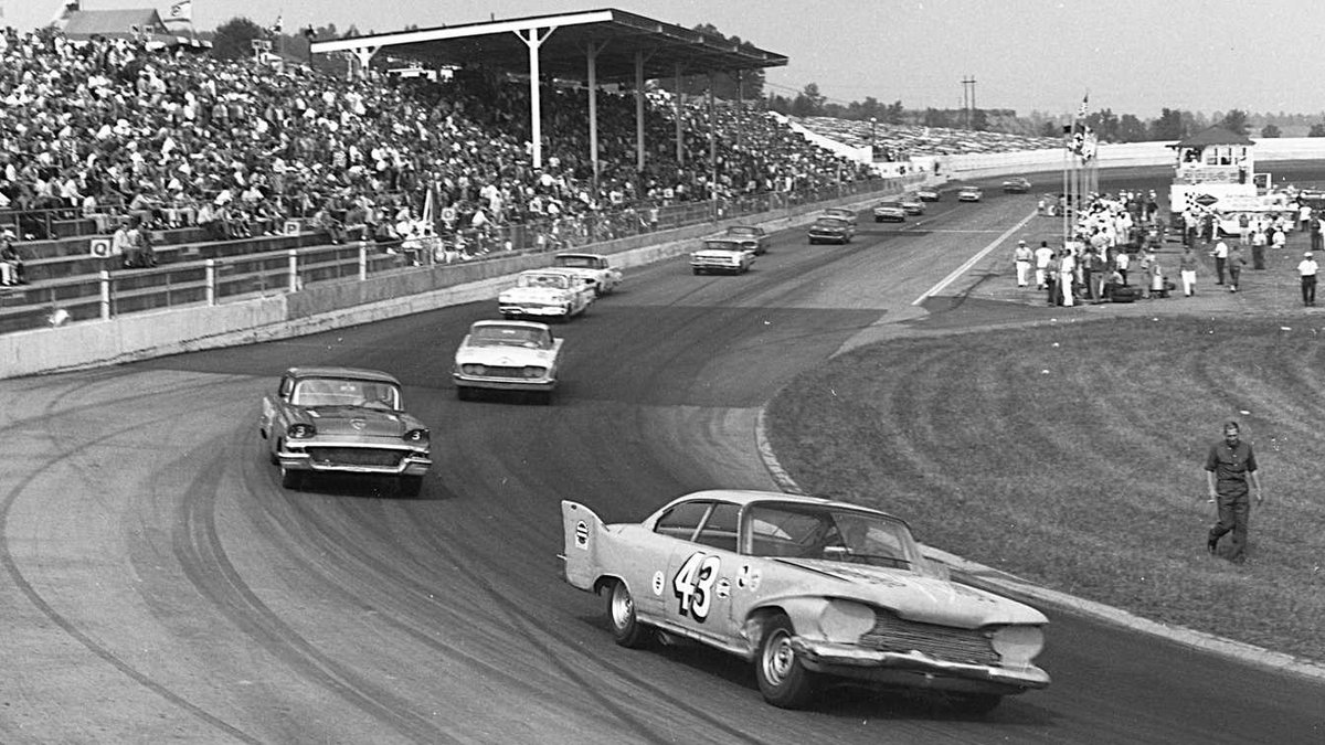 Richard Petty won the 1960 Virginia 500 at Martinsville 64 years ago today. 🏁 It was his 2nd career Grand National (Cup) win. He is still the youngest driver (22) to win a Cup race at Martinsville. #TheKing 🏁