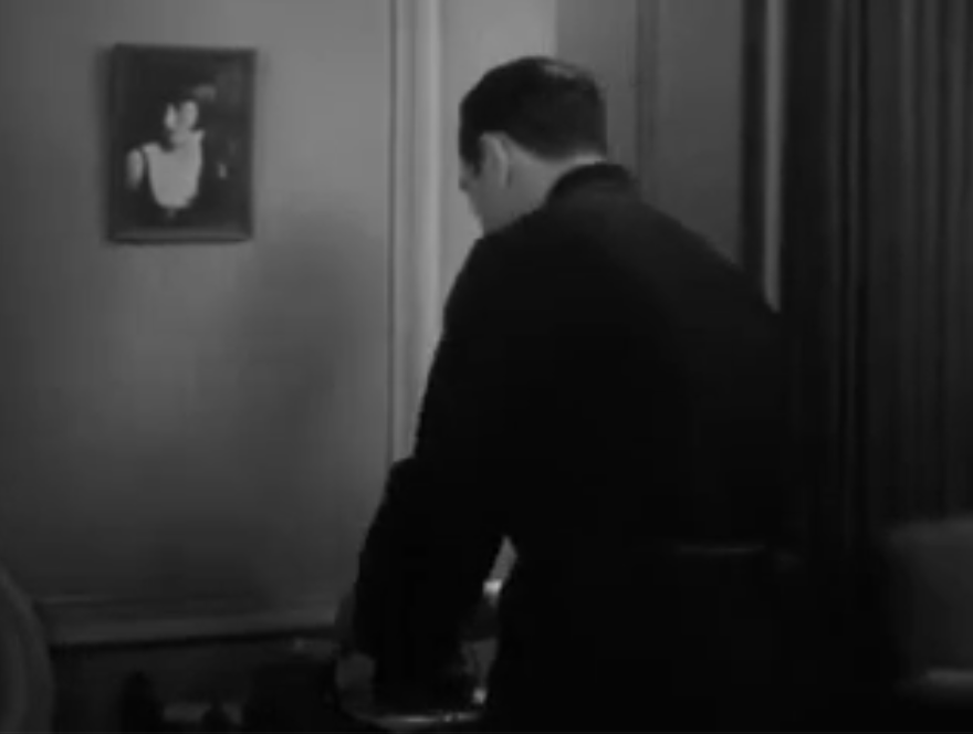 .

Awesome! Look who's in the photo on the wall.

Never noticed that before & this is my 4th rewatch.

#FilmNoirClub🗝️
#PreCode🕰️#TheMalteseFalcon🐦‍⬛

.