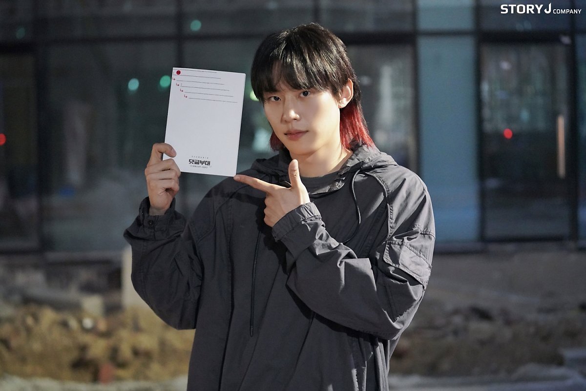 sungcheolbr's tweet photo. 💇‍♂️| "Tentei muitos estilos de cabelo diferentes, desde o clareamento até o tingimento parcial [...] entre eles, o rabo de cavalo tingido de vermelho foi o mais perturbador”. 
— Sung Cheol sobre o estilo de Jjing Ppeo King. https://t.co/oUkItTvRET