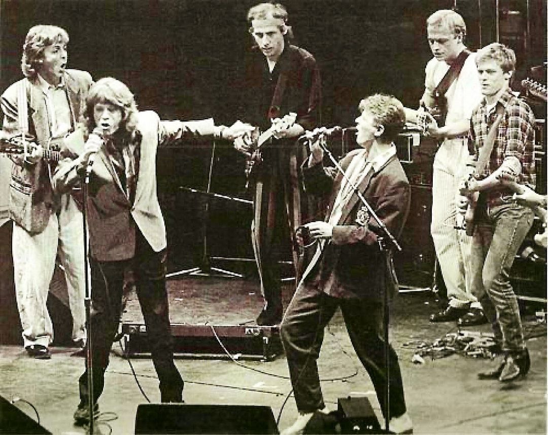 Paul McCartney, Mick Jagger, David Bowie, Mark Knopfler, Mark King y Bryan Adams actuando en Londres, 1986