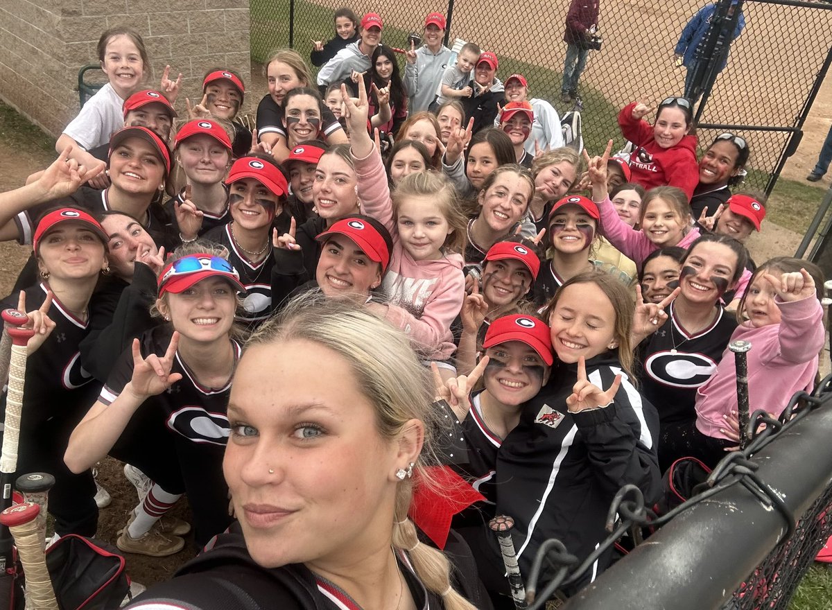 CHSRamsSoftball's tweet photo. RAMS WIN on a walkoff in the 8th!!!! Matos with 18ks!! McCue with 3 RBIS, a 💣, and the winning hit. #postgameselfie #winforwayne #loveus #staythecourse #futureRams #ctsb https://t.co/37Yz0NuUok