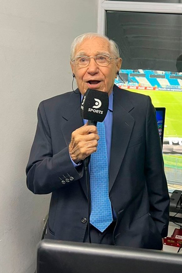 Este señor se llama Enrique Macaya Marquez y tiene 89 años.
Está en la cancha, comentando un  partido con la pasion, la vocación y las ganas de toda la vida.
Ejemplo a seguir para algunos que se creen que por decir o publicar 3 pavadas virales son famosos.
Un grande Enrique.