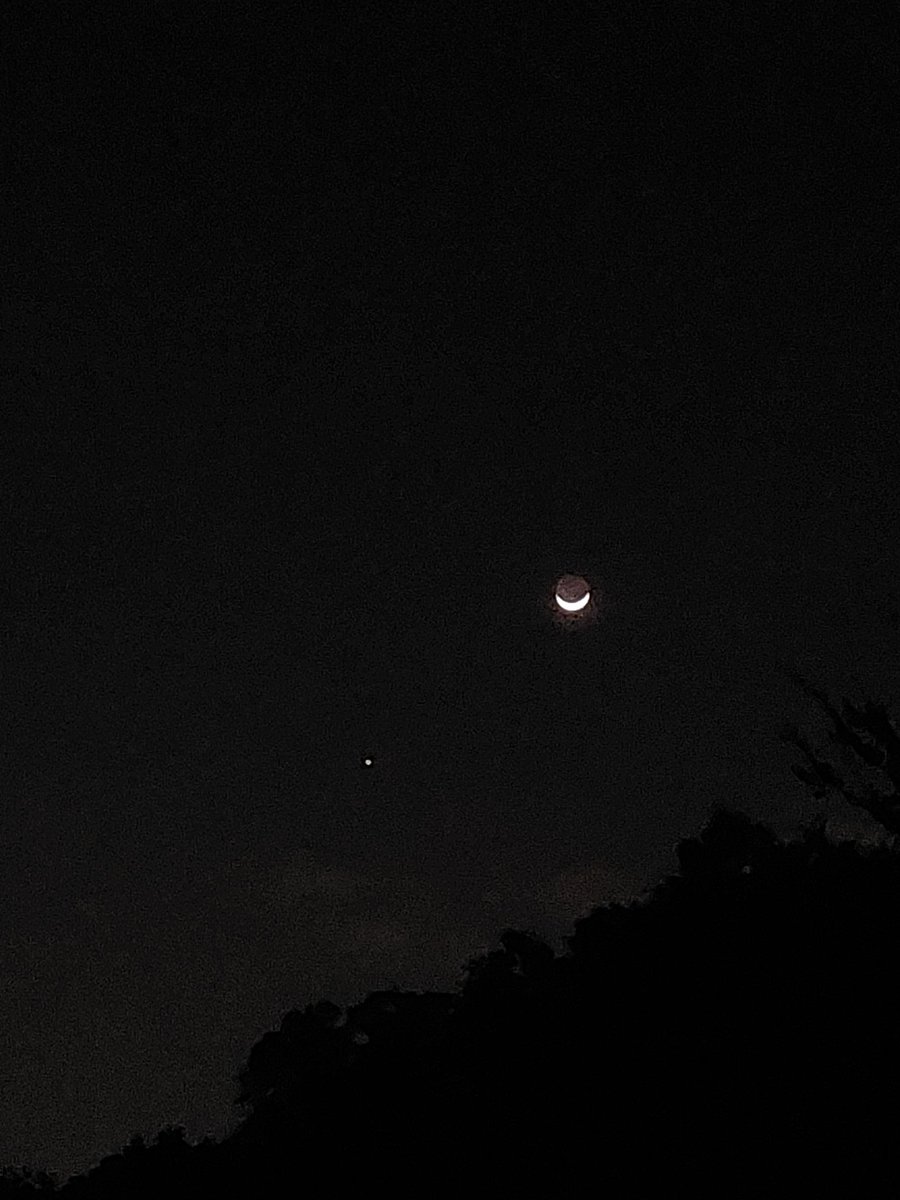 The 2 1/2 day old Moon,  fresh from its duet performance with the Sun in the #TotalSolarEclipse, is low in the west tonight with Jupiter, as seen at <a href="/UCF/">UCF</a>. Bonus: earthshine!