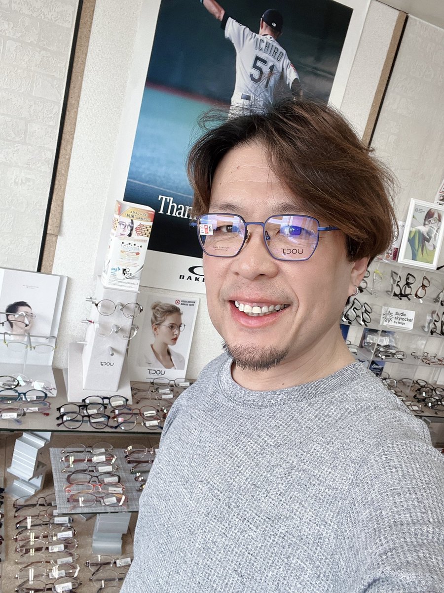 Opt_Fuji's tweet photo. おは富士🗻
ここ最近大手チェーン店で作ったメガネが見にくいからと来店されるお客様が多くなってます😅
名前が有名だからってその店のマニュアル一辺倒でメガネを作製する店はどうなんですかね🤔
ちゃんと勉強をされた #眼鏡作製技能士 のいるお店でメガネは作りましょうね😉
今日のメガネは #TiDOU https://t.co/vntrL7bC0u