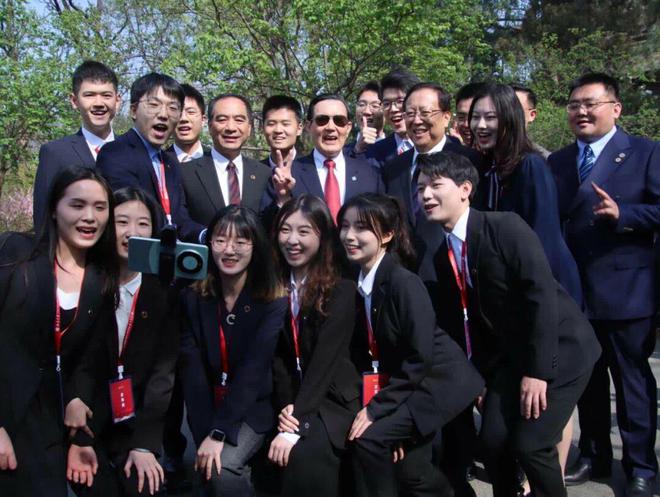 Some people try to cut ties between the Chinese mainland and #Taiwan Island. But some people try to fix the ties. After all, we are from one family. A group of Taiwan youth led by former Chairman of the Chinese Kuomintang party Ma Ying-jeou met with President Xi, and had a tour…