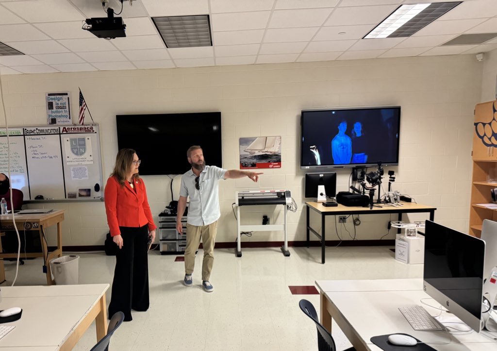 grassfield_hs's tweet photo. 🎉❤️🐻💙What an incREDible opportunity it was today to meet @VA_Suptand showcase our amazing @GrassfieldSTEM academy.
#gogrizzlies #thegrizzlyway #communityofexcellence https://t.co/jYMxOWERuw