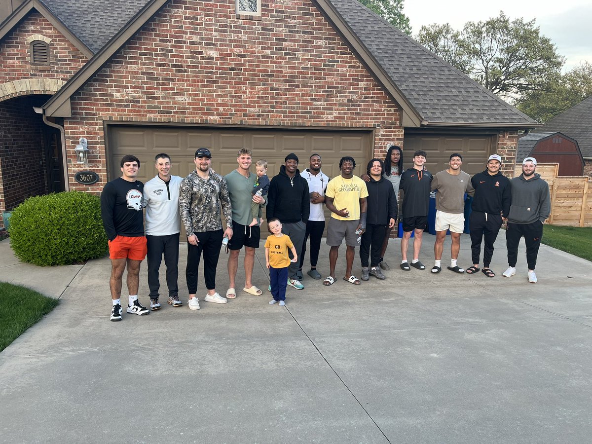 Practice #8 Tomorrow… Week 3 Dinner w the Linebackers Tonight! #FamilyOverEverything @NickMartin4_ @j_roberson22 @dstephens405 @KendalDaniels__ @Andrew_McCall5 @Gabe_Brown__ @clements_chance @_ElijahWright_ @EsonwuneIke @grantmirabal @JustinCrutchme1 @JustinWright_44