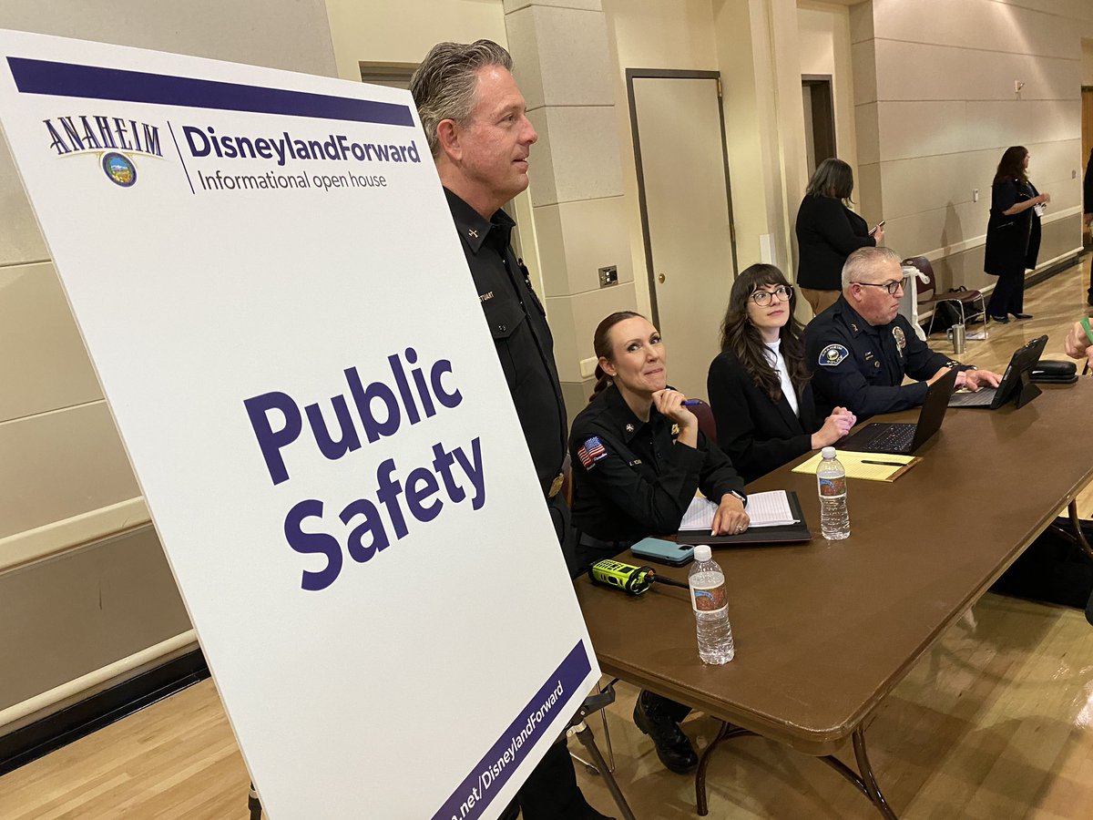 @visitanaheim @Disneyland The doors to the #DisneylandForward open house opened at 6 PM and attendees are making their ways around to the different tables to discuss the project with representatives from each department.