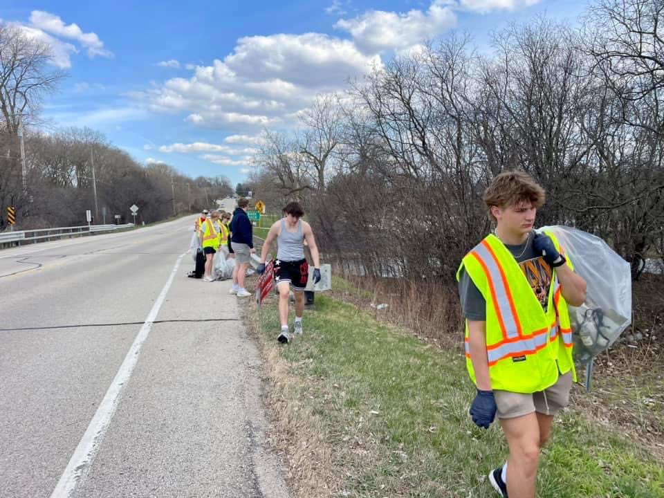 ArrowheadFB's tweet photo. We Adopted a highwAy!!!

The boys volunteered today to get our highwAy cleaned up and proper!!! Great Job Boys!!! 

#highwAy https://t.co/sxY3ygSXwX