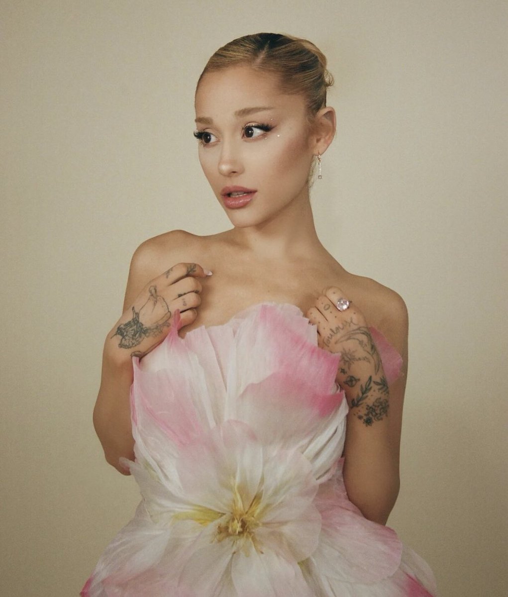 17POSITIONS's tweet photo. 🚨 new pics of ariana for cinemacon https://t.co/ttyS6pko73