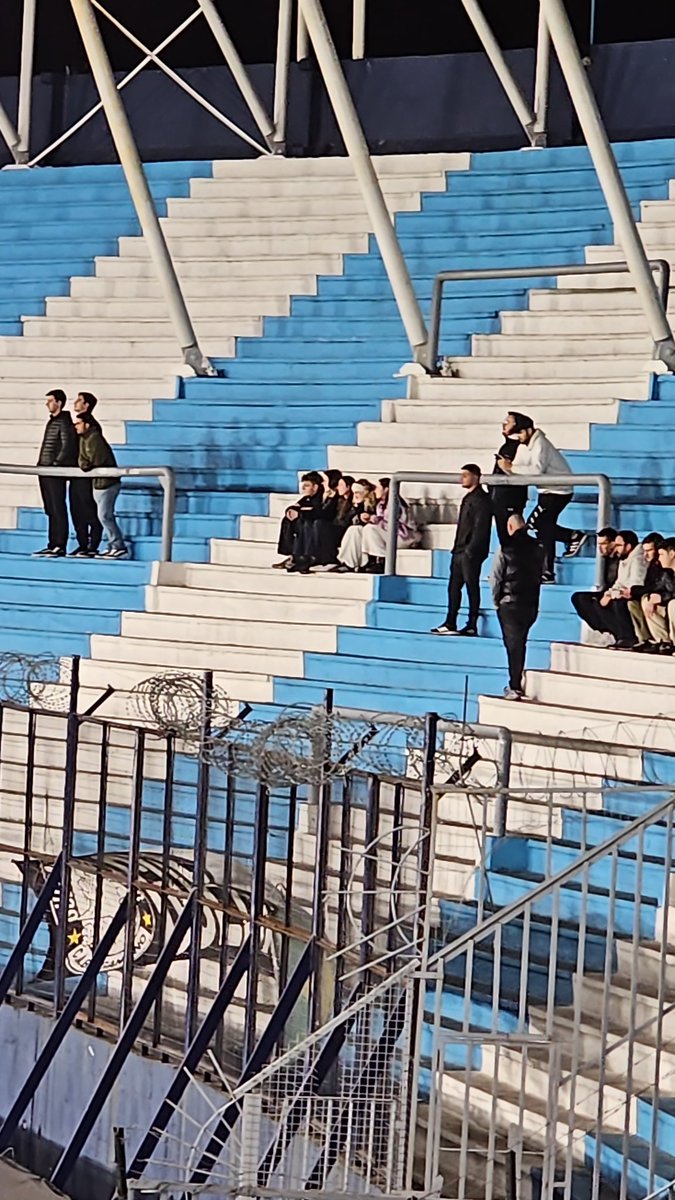 🌍 San Pablo
🧑‍🧑‍🧒‍🧒 22 M de habitantes
⚽️ Bragantino 6to en el torneo
24 hinchas vienen,  porque las  SAD son para ganar plata y nada más.