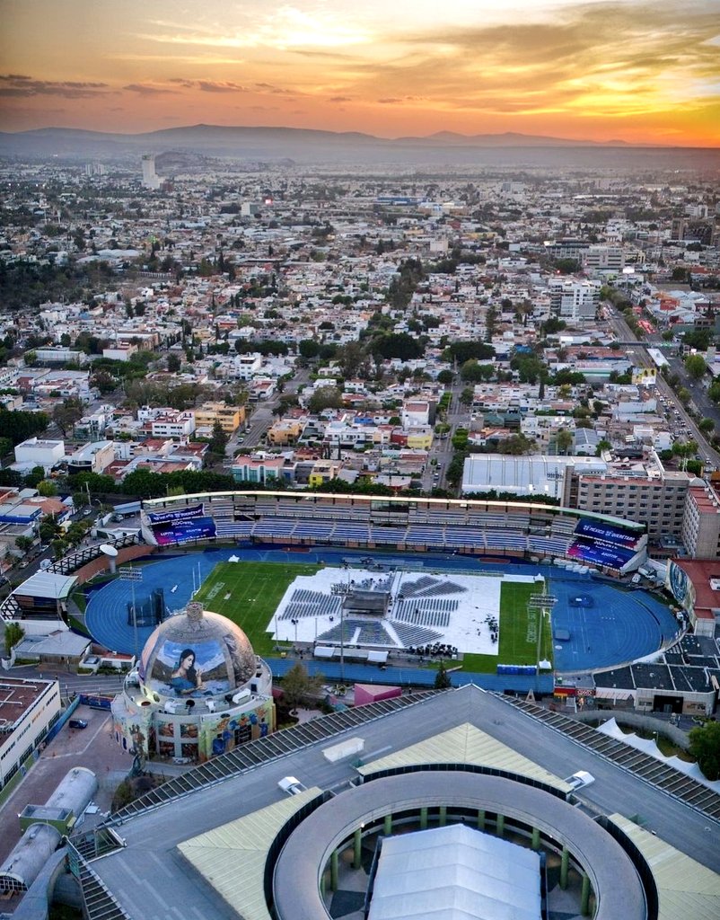 Bonita panorámica de Querétaro, con el nuevo Estadio Olímpico, construido donde antes estaba el Estadio Municipal.