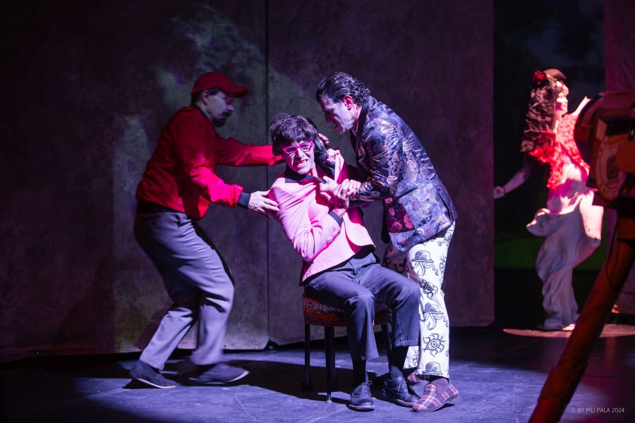 Sumérgete en el delirio y la belleza de 'El Viaje de Bretón, cien años de surrealismo' con <a href="/TeatroSinPared/">TeatroSinParedes</a>. Una experiencia teatral donde historia, arte y fantasía se entrelazan para celebrar el centenario del surrealismo. Teatro Julio Castillo. supermexicanos.com/2024/04/10/el-…