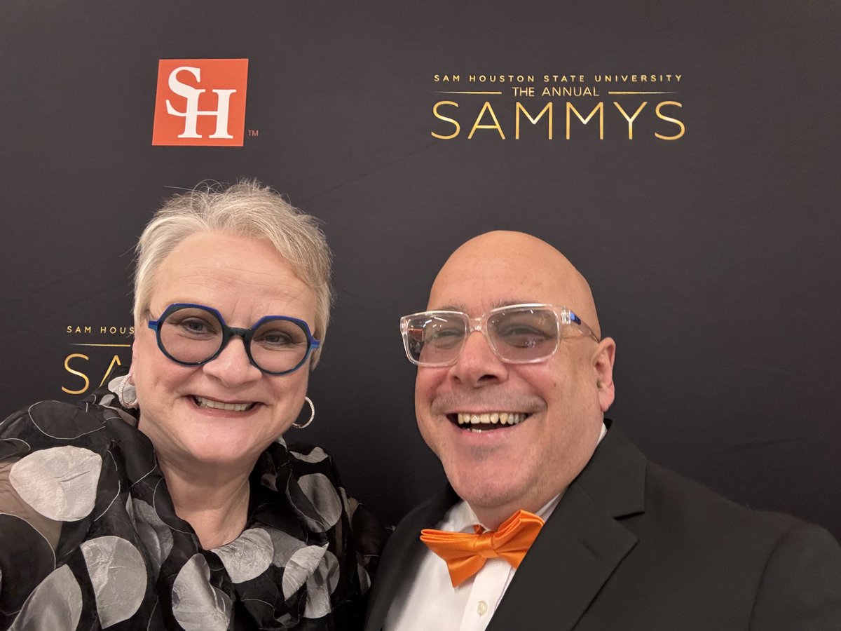 Chris Garcia, ⁦@SamHoustonState⁩ Smith-Hutson Scholars program director, saw a lot of Smith-Hutson Scholars win awards at tonight’s Sammys. So much fun to see them & our other students recognized for their success & their commitment to service!