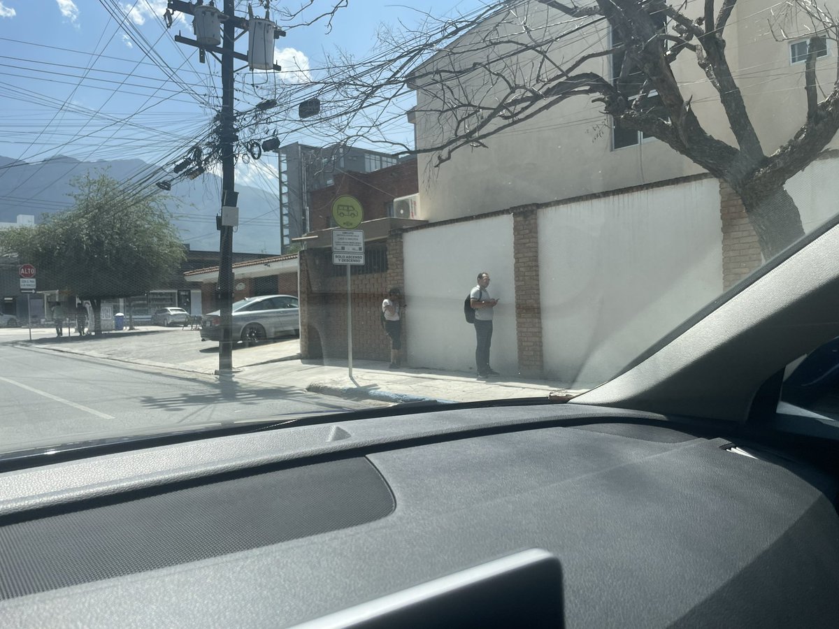 evegat's tweet photo. Muy bueno el circuito en el centrito @miguelbtrevino pero creo que los usuarios ocupan algo de sombra !! 
Ahí están pegados como iguanas para agarrar algo de alivio con la casa. Es en Rio Moctezuma https://t.co/Zac2Fk9Mx7