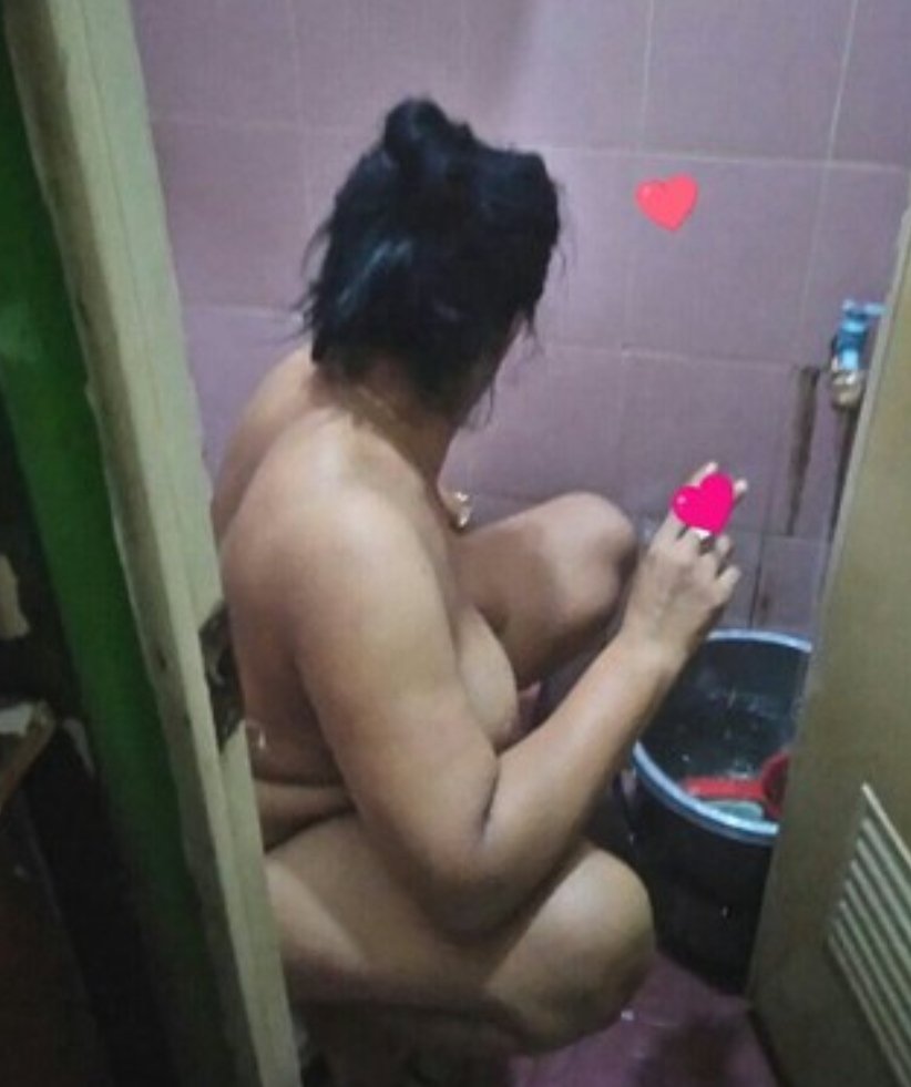 الدوش عنا في دار  غدة غدي يكون عليه الفيلة حيت خواتي جوج رجلهم بينا موحشنهم  كتبقا غير ختي المطلقة بحدها مسكينة انا بغيت نفرح خطيبتي ولكين للاسف زبي صغير وكنجبو دغيا مع طيزها كبير