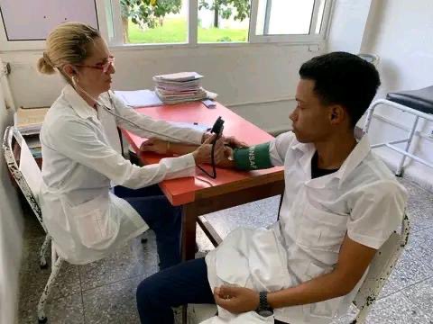 En la #UCMPinar los estudiantes de la UJC/UCM-Pinar hicieron una donación de sangre con el objetivo de donar ese plasma al Banco de Sangre de #PinarDelRío y en saludo a dicha organización.
#JovenesPorLaVida
#GenteQueSuma
#feupinareña
#SomosFEU
