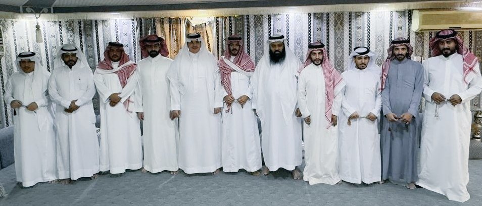 AlmajdAbdullah's tweet photo. مِلح العَياد العافية ومشاهد حزام الظهر 
اللي يخلّون اللّيـال العابسـة مستبشـره 

طاريّهم وسَّم كبود اهل الطمع عَجْز وقَهَر
هنيّ عين اللي بني عمّي يمينه وايسره

#عيدكم_مبارك https://t.co/irBb9auCUF
