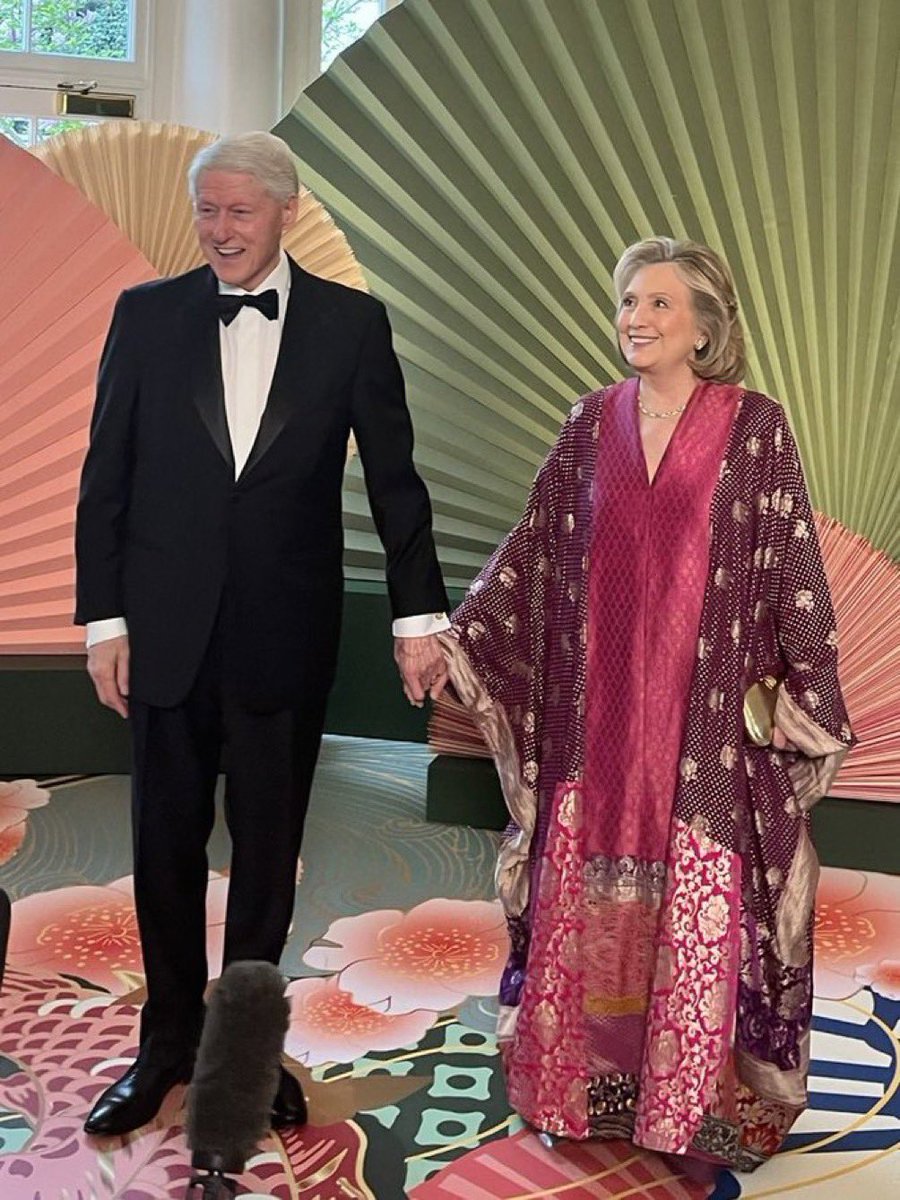 Bill and Hillary Clinton are back at the White House tonight! So happy they made it and they look amazing. This is bound to send MAGA into a spiral 🔥