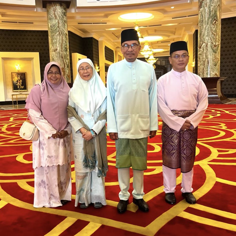 DSDrNaim's tweet photo. Sekitar semalam Solat Sunat Hari Raya Aidilfitri di Surau Utama, Istana Negara.

Menjunjung kasih KDYMM Seri Paduka Baginda Yang di-Pertuan Agong Sultan Ibrahim dan KDYMM Seri Paduka Baginda Raja Permaisuri Agong Raja Zarith Sofiah. 

Selepas solat hari raya Aidilfitri, berlangsung Majlis Ramah Mesra Hari Raya Aidilfitri di Istana Negara.

Semoga silaturrahim terus erat terjalin dengan semangat ukhuwwah serta saling bermaafan dan berkasih sayang sesama kita.

Salam Aidilfitri.

SENATOR DATO SETIA DR HJ MOHD NA’IM BIN HJ MOKHTAR
Menteri di Jabatan Perdana Menteri (Hal Ehwal Agama)

#𝙈𝙚𝙣𝙩𝙚𝙧𝙞𝘼𝙜𝙖𝙢𝙖 #𝙈𝙖𝙡𝙖𝙮𝙨𝙞𝙖𝙈𝙖𝙙𝙖𝙣𝙞 #𝙆𝙚𝙧𝙖𝙟𝙖𝙖𝙣𝙋𝙚𝙧𝙥𝙖𝙙𝙪𝙖𝙣 #𝘼𝙡𝙁𝙖𝙡𝙖𝙝 #𝙋𝙚𝙡𝙖𝙣𝘼𝙡𝙁𝙖𝙡𝙖𝙝