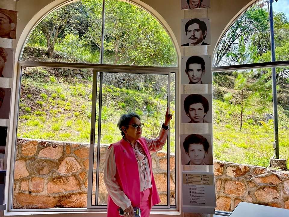 SECAPPH's tweet image. Esta semana, la ministra @avo_anna, se unió al equipo de COFADEH en una emotiva visita al Hogar contra El Olvido. ✊🎭
Juntos, recorrieron las instalaciones y dialogaron sobre iniciativas futuras que prometen fortalecer los lazos de la comunidad.📖📚

#SECAPPH 
#CONADEH